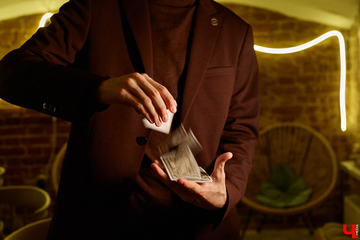 Фокусы способны вызвать искренний восторг даже у отъявленного скептика. Всё зависит от мастерства иллюзиониста. Наш герой, несмотря на юные годы, профессионально творит магию вне Хогвартса. «Ключ-Медиа» его трюков разгадать не смог, зато задал несколько неудобных вопросов.