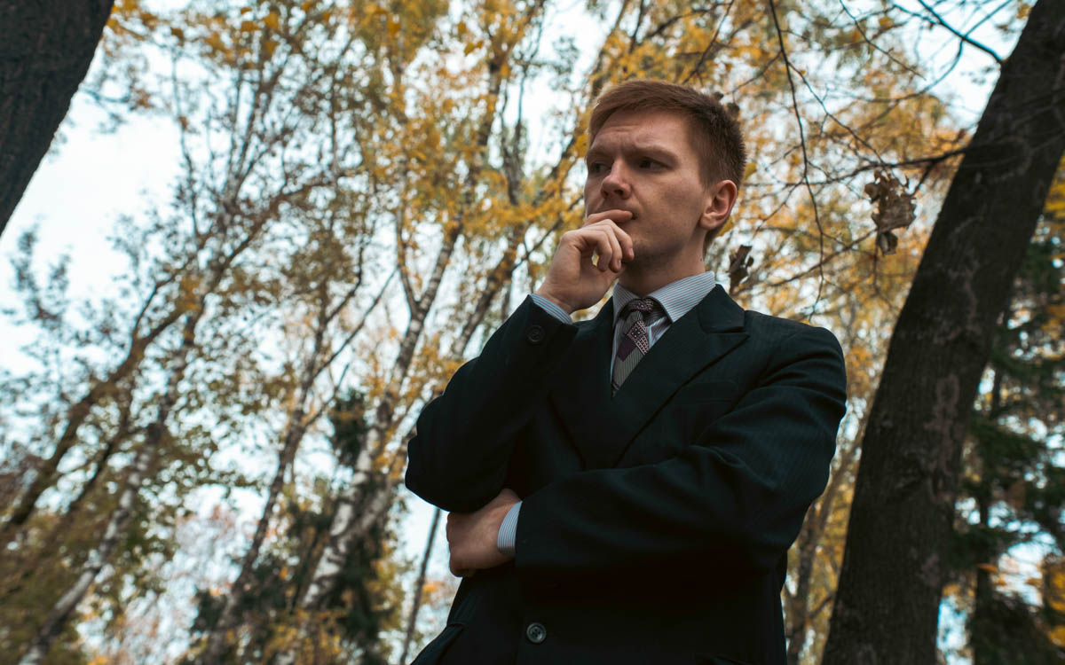 Владимирская группа «Детектив» определенно выделяется из толпы. Четверка парней, как в Beatles, удивляет слушателей оригинальным звучанием и внешним видом. Вайб 60 — 80-х прослеживается в их музыке, манере говорить и одеваться. Таким образом ребята пропагандируют свободу взглядов и мнений от навязываемых трендов.