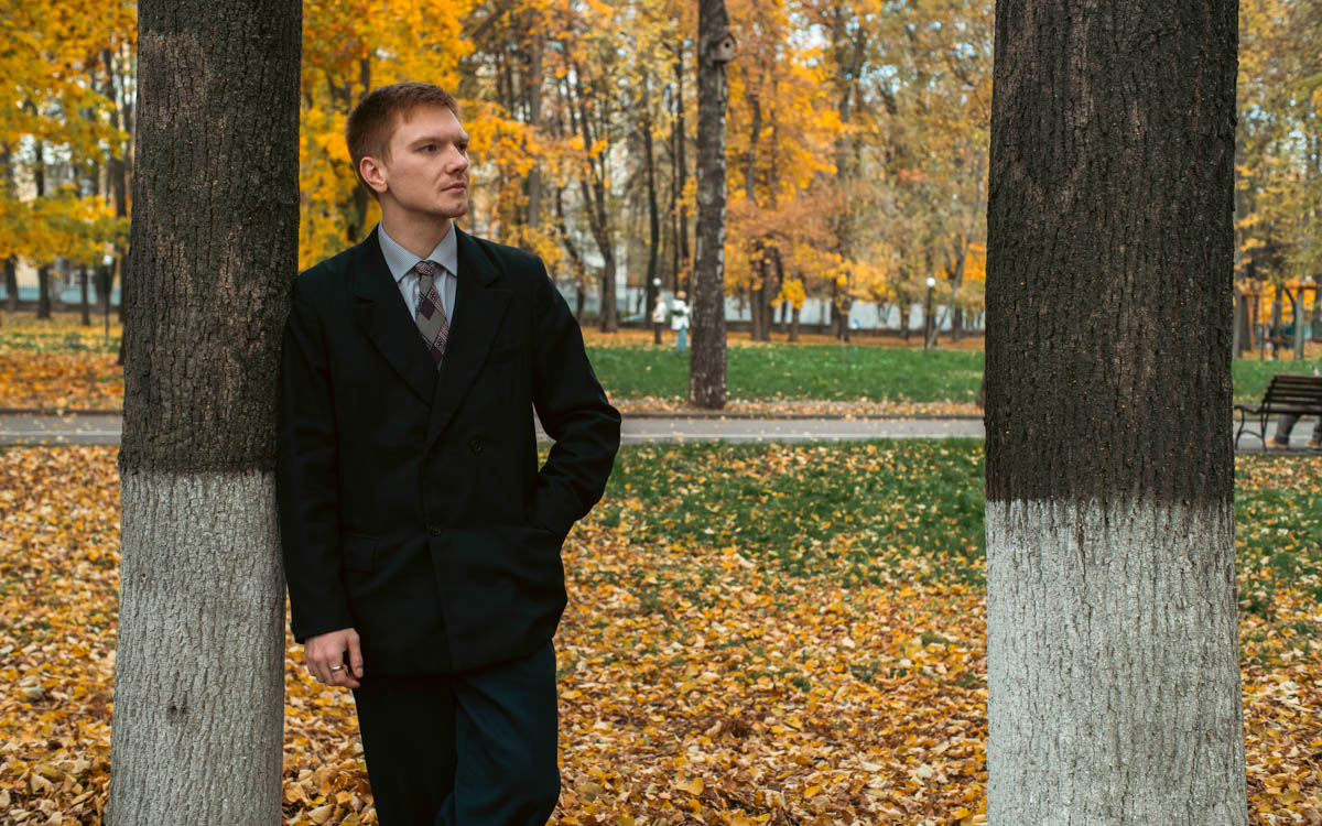 Владимирская группа «Детектив» определенно выделяется из толпы. Четверка парней, как в Beatles, удивляет слушателей оригинальным звучанием и внешним видом. Вайб 60 — 80-х прослеживается в их музыке, манере говорить и одеваться. Таким образом ребята пропагандируют свободу взглядов и мнений от навязываемых трендов.