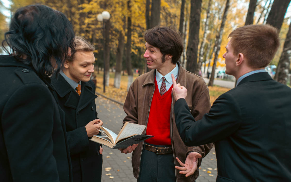 Владимирская группа «Детектив» определенно выделяется из толпы. Четверка парней, как в Beatles, удивляет слушателей оригинальным звучанием и внешним видом. Вайб 60 — 80-х прослеживается в их музыке, манере говорить и одеваться. Таким образом ребята пропагандируют свободу взглядов и мнений от навязываемых трендов.