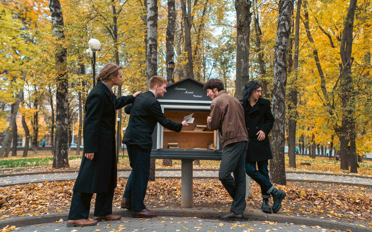 Владимирская группа «Детектив» определенно выделяется из толпы. Четверка парней, как в Beatles, удивляет слушателей оригинальным звучанием и внешним видом. Вайб 60 — 80-х прослеживается в их музыке, манере говорить и одеваться. Таким образом ребята пропагандируют свободу взглядов и мнений от навязываемых трендов.