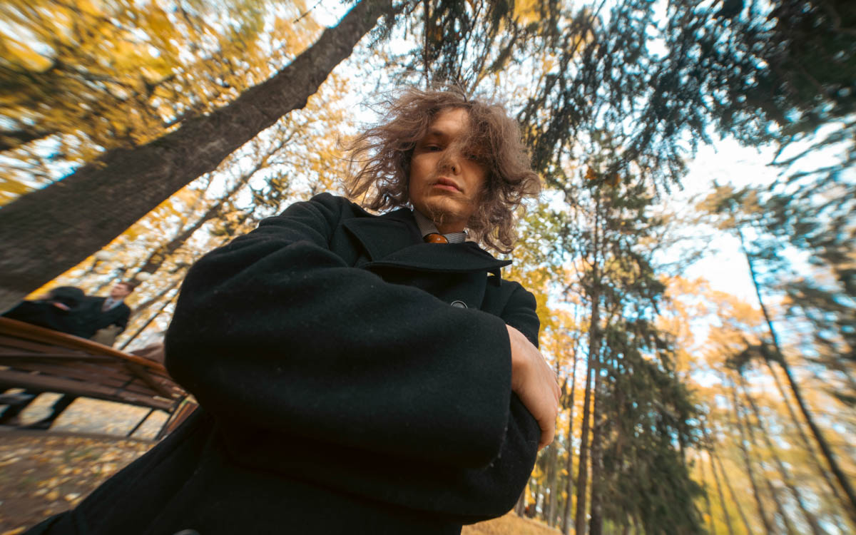 Владимирская группа «Детектив» определенно выделяется из толпы. Четверка парней, как в Beatles, удивляет слушателей оригинальным звучанием и внешним видом. Вайб 60 — 80-х прослеживается в их музыке, манере говорить и одеваться. Таким образом ребята пропагандируют свободу взглядов и мнений от навязываемых трендов.