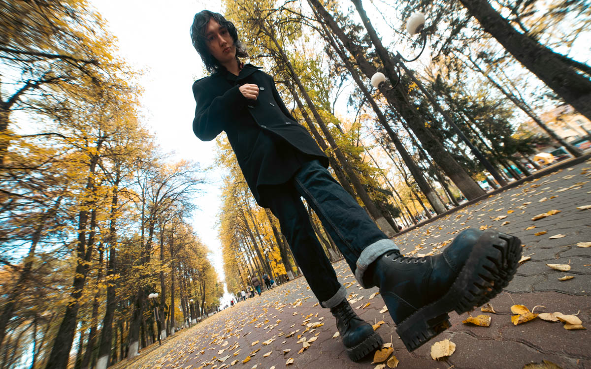 Владимирская группа «Детектив» определенно выделяется из толпы. Четверка парней, как в Beatles, удивляет слушателей оригинальным звучанием и внешним видом. Вайб 60 — 80-х прослеживается в их музыке, манере говорить и одеваться. Таким образом ребята пропагандируют свободу взглядов и мнений от навязываемых трендов.