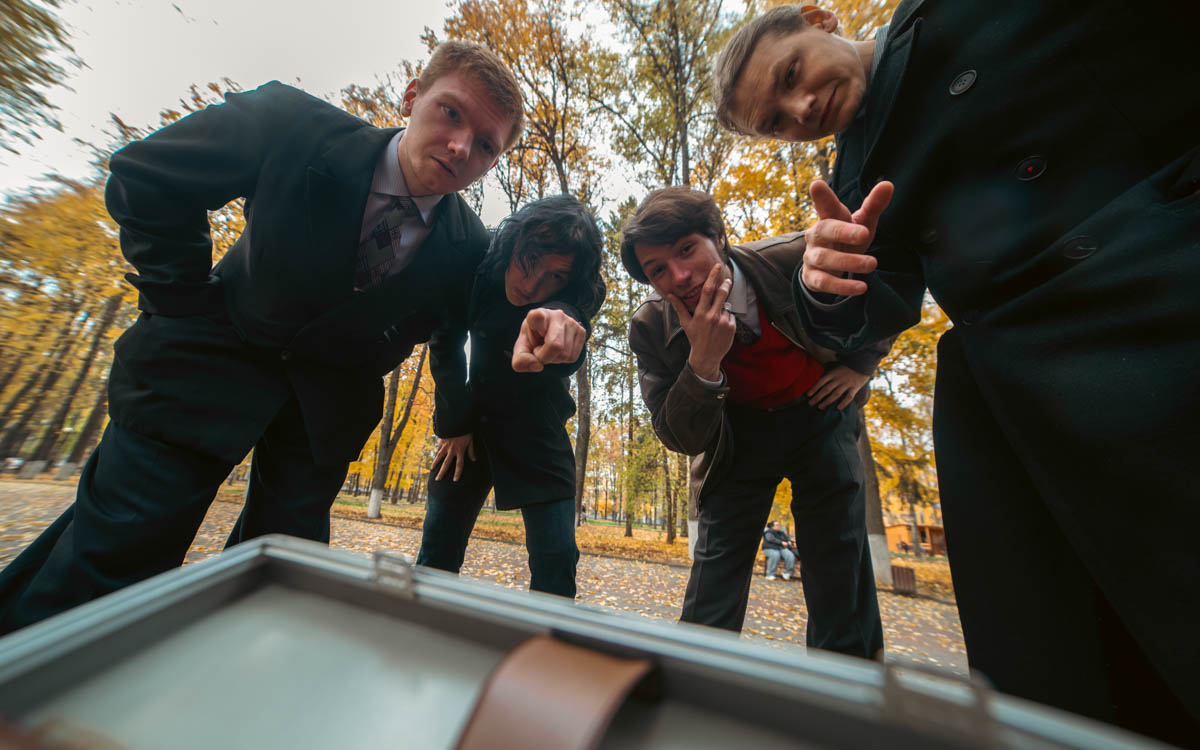 Владимирская группа «Детектив» определенно выделяется из толпы. Четверка парней, как в Beatles, удивляет слушателей оригинальным звучанием и внешним видом. Вайб 60 — 80-х прослеживается в их музыке, манере говорить и одеваться. Таким образом ребята пропагандируют свободу взглядов и мнений от навязываемых трендов.