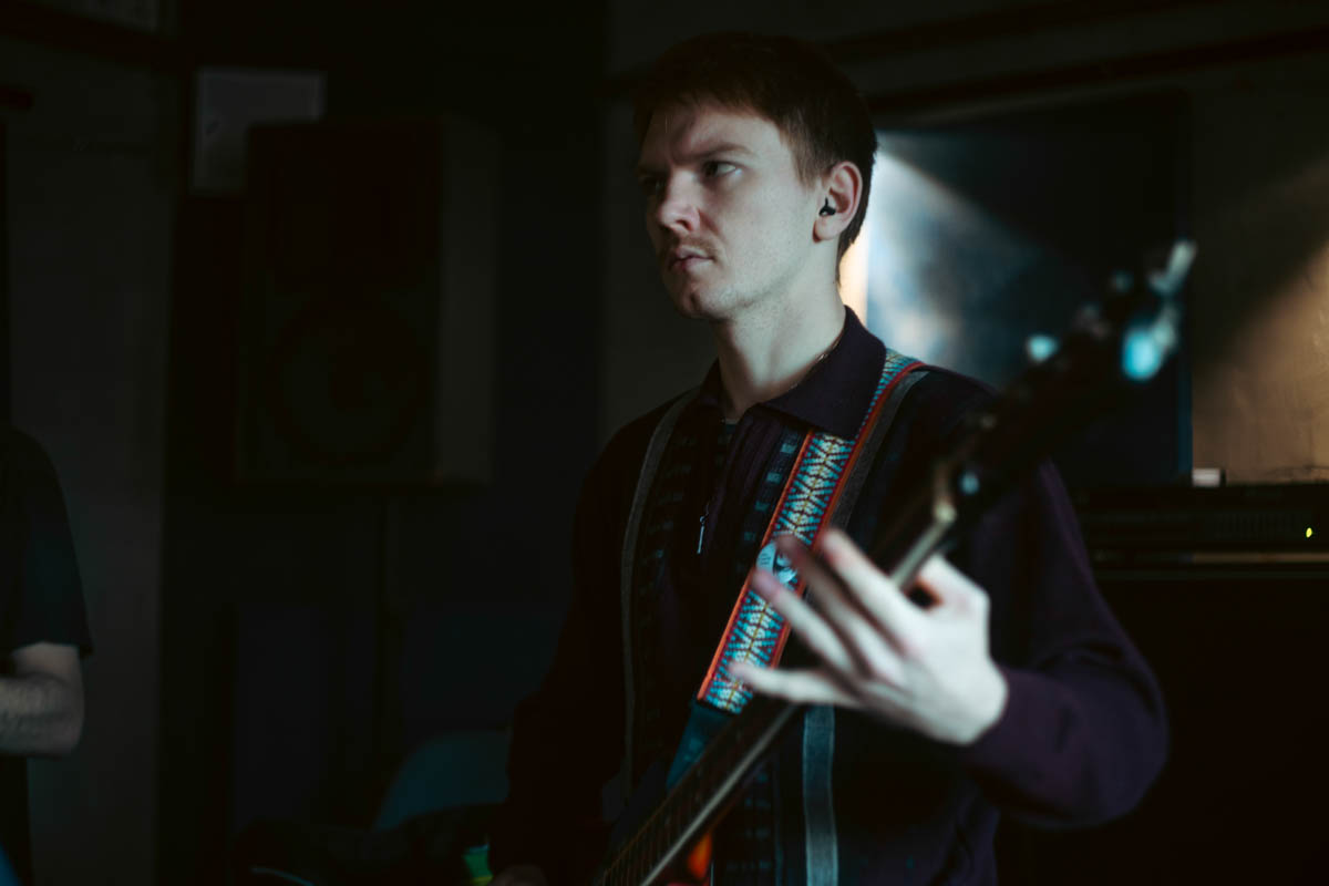 Владимирская группа «Детектив» определенно выделяется из толпы. Четверка парней, как в Beatles, удивляет слушателей оригинальным звучанием и внешним видом. Вайб 60 — 80-х прослеживается в их музыке, манере говорить и одеваться. Таким образом ребята пропагандируют свободу взглядов и мнений от навязываемых трендов.