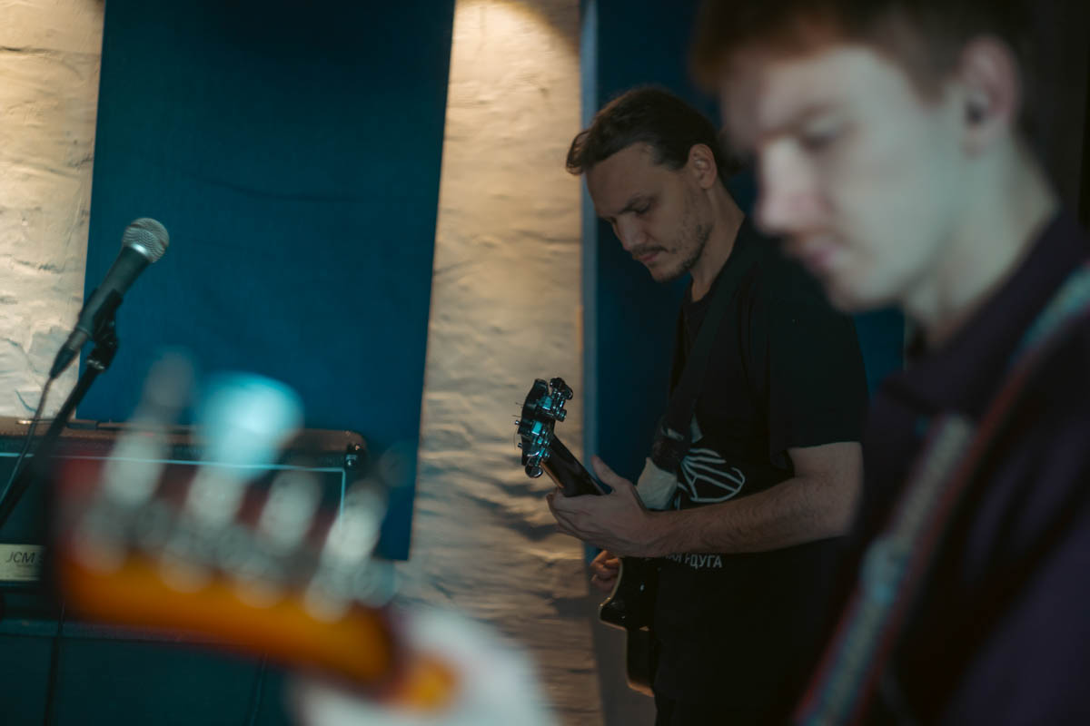 Владимирская группа «Детектив» определенно выделяется из толпы. Четверка парней, как в Beatles, удивляет слушателей оригинальным звучанием и внешним видом. Вайб 60 — 80-х прослеживается в их музыке, манере говорить и одеваться. Таким образом ребята пропагандируют свободу взглядов и мнений от навязываемых трендов.