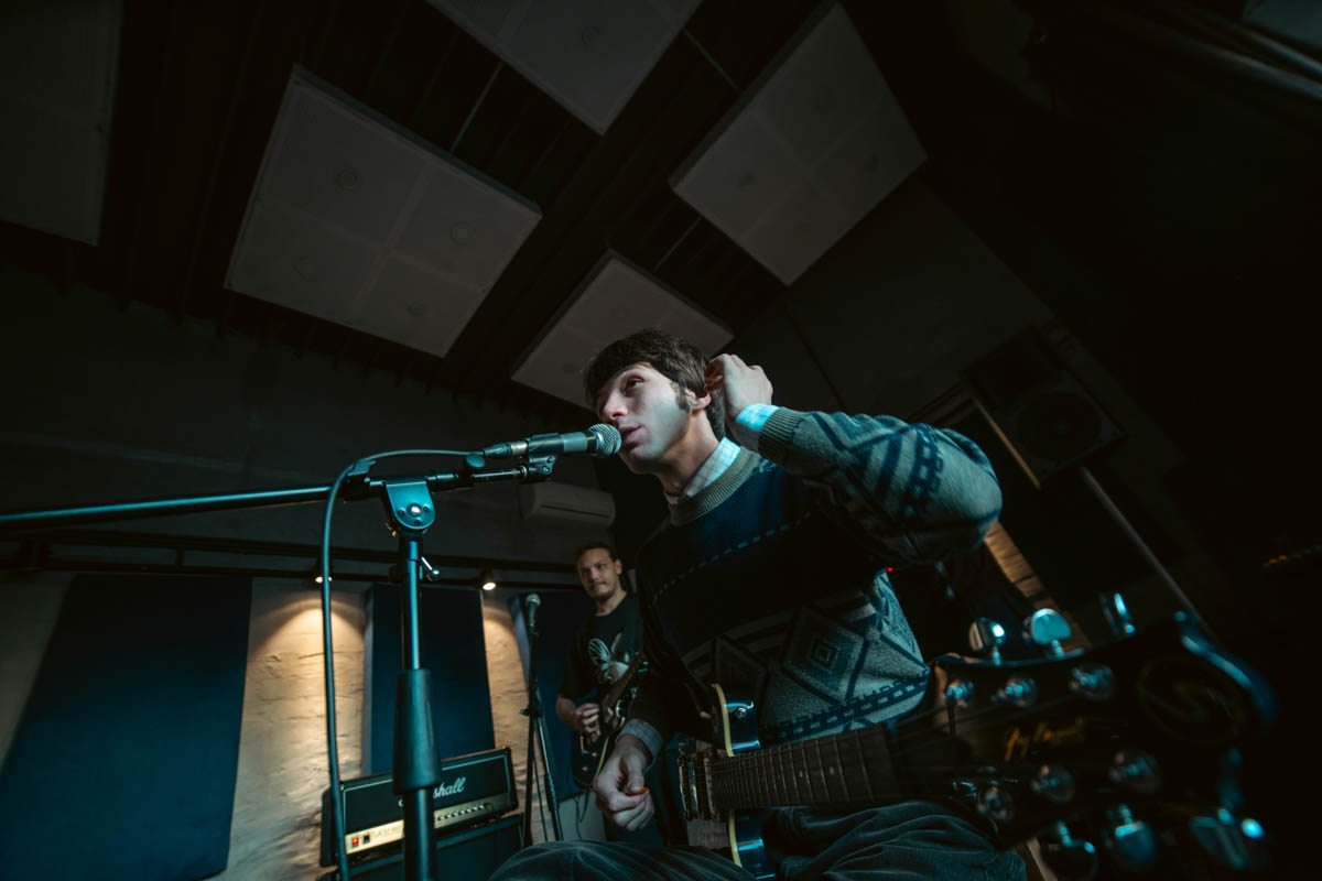 Владимирская группа «Детектив» определенно выделяется из толпы. Четверка парней, как в Beatles, удивляет слушателей оригинальным звучанием и внешним видом. Вайб 60 — 80-х прослеживается в их музыке, манере говорить и одеваться. Таким образом ребята пропагандируют свободу взглядов и мнений от навязываемых трендов.