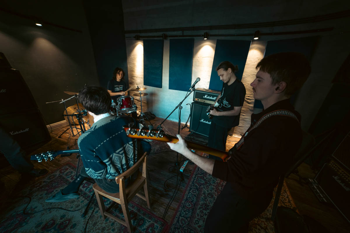 Владимирская группа «Детектив» определенно выделяется из толпы. Четверка парней, как в Beatles, удивляет слушателей оригинальным звучанием и внешним видом. Вайб 60 — 80-х прослеживается в их музыке, манере говорить и одеваться. Таким образом ребята пропагандируют свободу взглядов и мнений от навязываемых трендов.