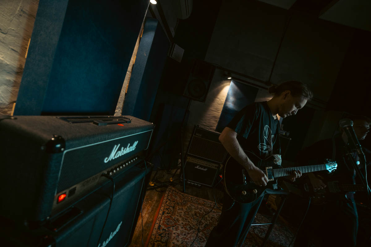 Владимирская группа «Детектив» определенно выделяется из толпы. Четверка парней, как в Beatles, удивляет слушателей оригинальным звучанием и внешним видом. Вайб 60 — 80-х прослеживается в их музыке, манере говорить и одеваться. Таким образом ребята пропагандируют свободу взглядов и мнений от навязываемых трендов.