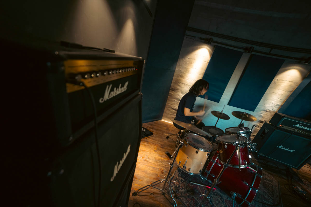 Владимирская группа «Детектив» определенно выделяется из толпы. Четверка парней, как в Beatles, удивляет слушателей оригинальным звучанием и внешним видом. Вайб 60 — 80-х прослеживается в их музыке, манере говорить и одеваться. Таким образом ребята пропагандируют свободу взглядов и мнений от навязываемых трендов.