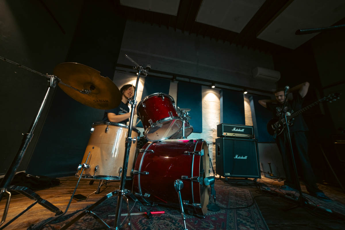 Владимирская группа «Детектив» определенно выделяется из толпы. Четверка парней, как в Beatles, удивляет слушателей оригинальным звучанием и внешним видом. Вайб 60 — 80-х прослеживается в их музыке, манере говорить и одеваться. Таким образом ребята пропагандируют свободу взглядов и мнений от навязываемых трендов.