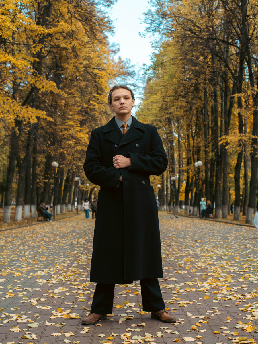 Владимирская группа «Детектив» определенно выделяется из толпы. Четверка парней, как в Beatles, удивляет слушателей оригинальным звучанием и внешним видом. Вайб 60 — 80-х прослеживается в их музыке, манере говорить и одеваться. Таким образом ребята пропагандируют свободу взглядов и мнений от навязываемых трендов.