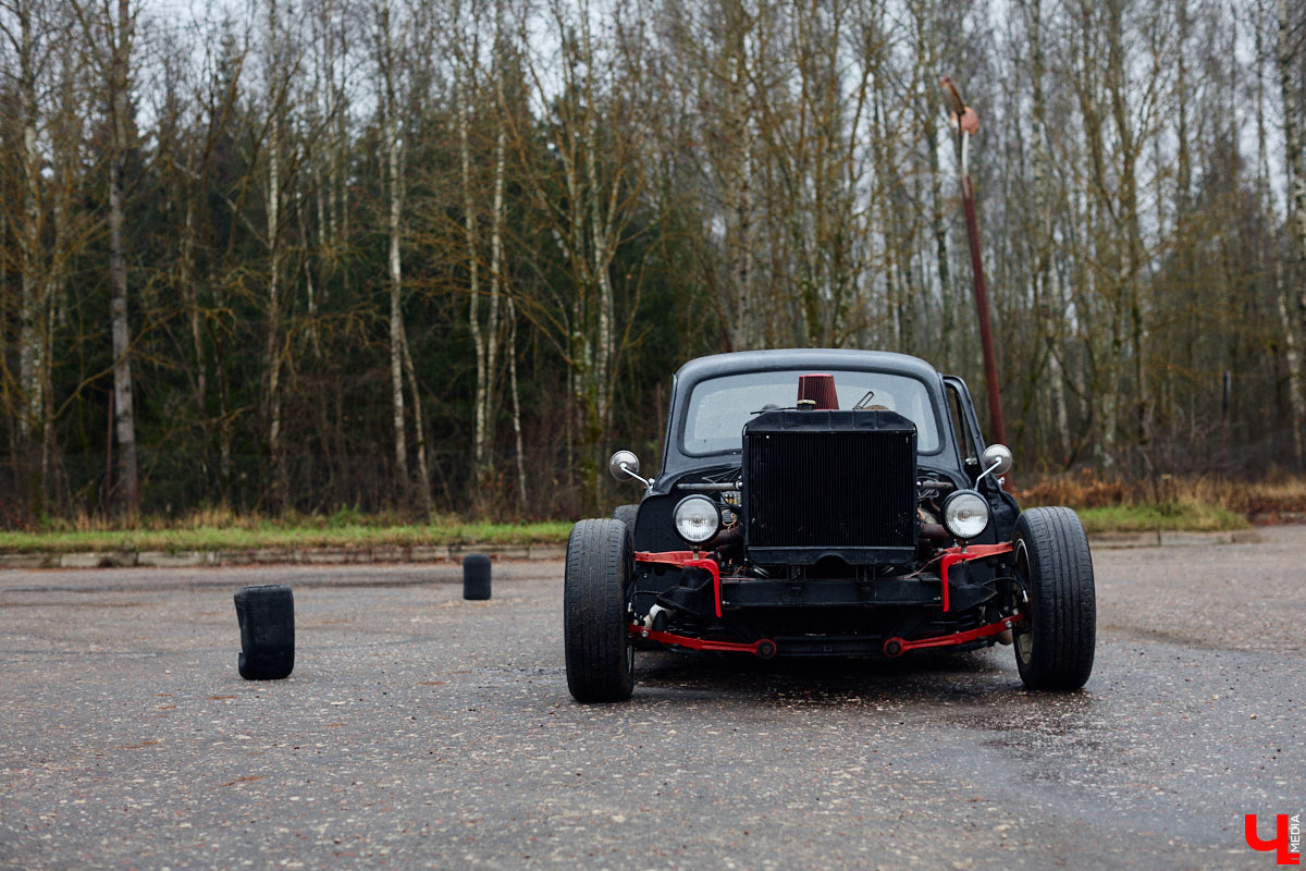 Житель Владимира Николай Папушев собрал гоночный автомобиль на базе легендарного «запорожца». Хот-род поражает не только дизайном, но и мощью мотора. На городских дорогах его, конечно, не встретишь. Экстремальные заезды проходят только на закрытых площадках. Для «Ключ-Медиа» владелец чудо-машины организовал специальный тест-драйв.