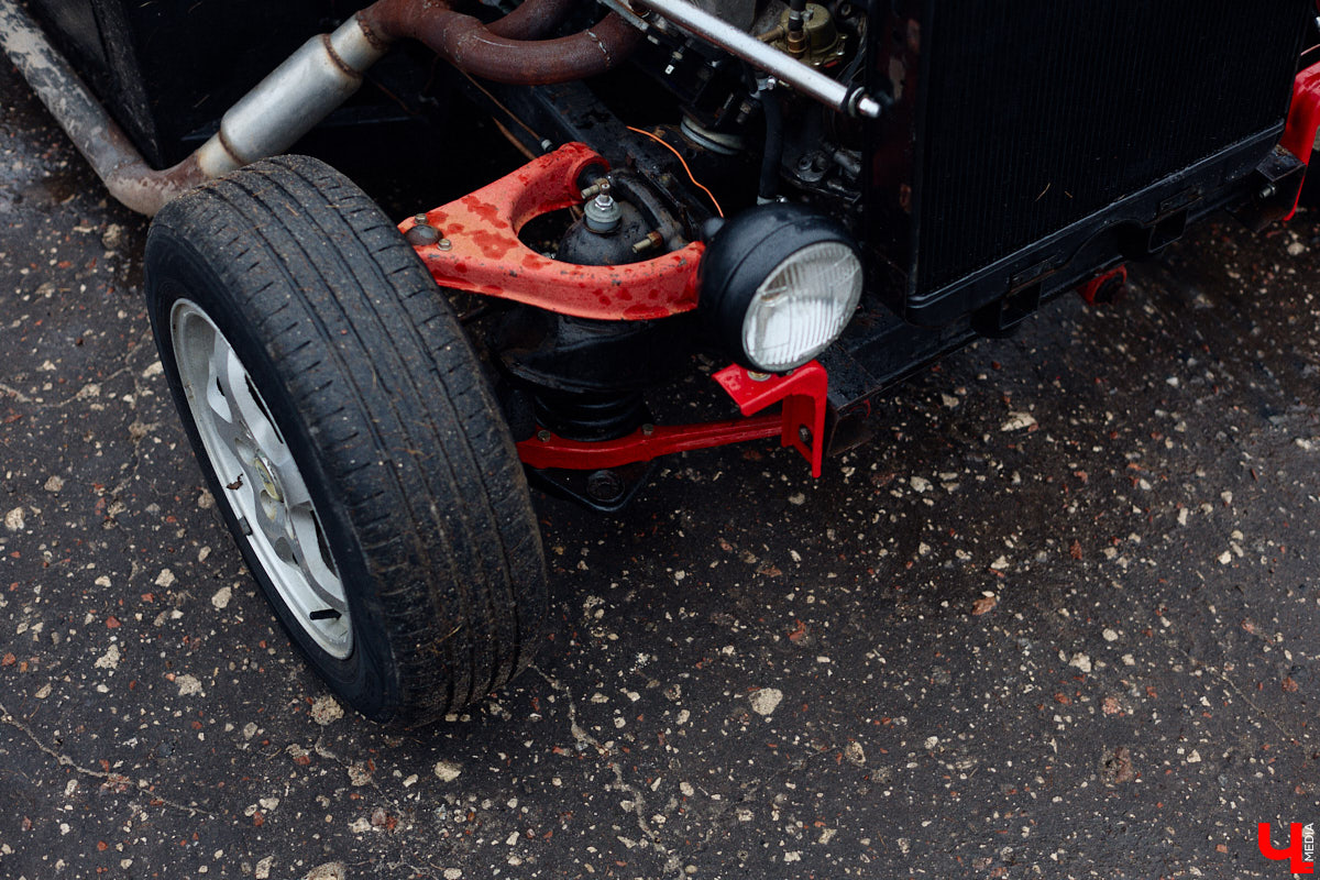 Житель Владимира Николай Папушев собрал гоночный автомобиль на базе легендарного «запорожца». Хот-род поражает не только дизайном, но и мощью мотора. На городских дорогах его, конечно, не встретишь. Экстремальные заезды проходят только на закрытых площадках. Для «Ключ-Медиа» владелец чудо-машины организовал специальный тест-драйв.