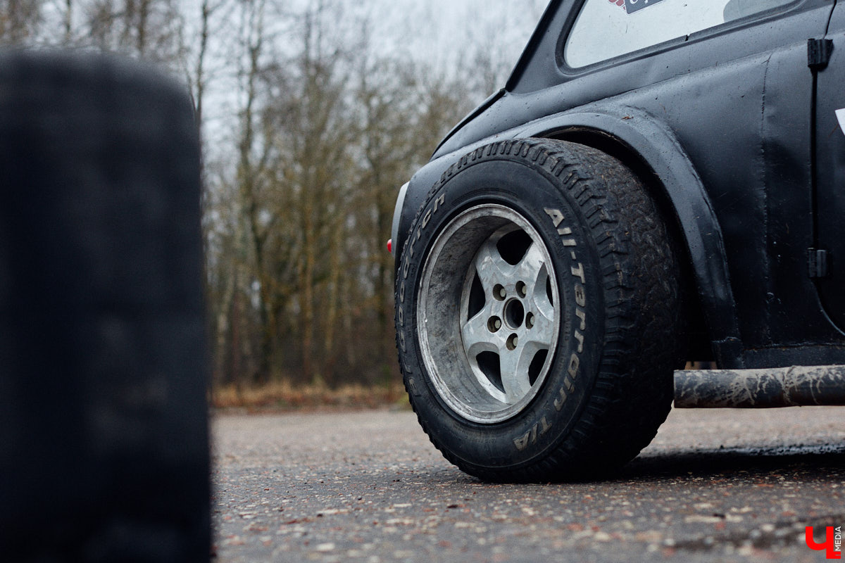 Житель Владимира Николай Папушев собрал гоночный автомобиль на базе легендарного «запорожца». Хот-род поражает не только дизайном, но и мощью мотора. На городских дорогах его, конечно, не встретишь. Экстремальные заезды проходят только на закрытых площадках. Для «Ключ-Медиа» владелец чудо-машины организовал специальный тест-драйв.