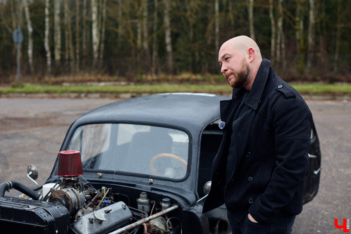 Житель Владимира Николай Папушев собрал гоночный автомобиль на базе легендарного «запорожца». Хот-род поражает не только дизайном, но и мощью мотора. На городских дорогах его, конечно, не встретишь. Экстремальные заезды проходят только на закрытых площадках. Для «Ключ-Медиа» владелец чудо-машины организовал специальный тест-драйв.