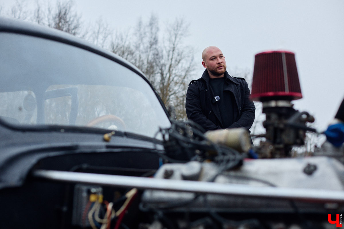 Житель Владимира Николай Папушев собрал гоночный автомобиль на базе легендарного «запорожца». Хот-род поражает не только дизайном, но и мощью мотора. На городских дорогах его, конечно, не встретишь. Экстремальные заезды проходят только на закрытых площадках. Для «Ключ-Медиа» владелец чудо-машины организовал специальный тест-драйв.