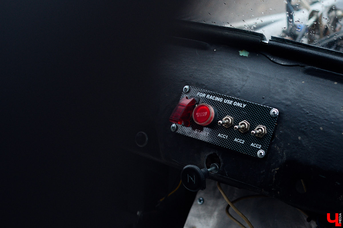 Житель Владимира Николай Папушев собрал гоночный автомобиль на базе легендарного «запорожца». Хот-род поражает не только дизайном, но и мощью мотора. На городских дорогах его, конечно, не встретишь. Экстремальные заезды проходят только на закрытых площадках. Для «Ключ-Медиа» владелец чудо-машины организовал специальный тест-драйв.