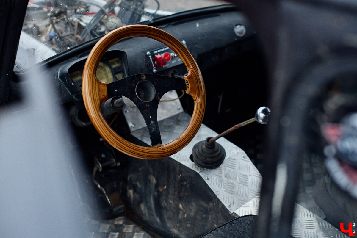 Житель Владимира Николай Папушев собрал гоночный автомобиль на базе легендарного «запорожца». Хот-род поражает не только дизайном, но и мощью мотора. На городских дорогах его, конечно, не встретишь. Экстремальные заезды проходят только на закрытых площадках. Для «Ключ-Медиа» владелец чудо-машины организовал специальный тест-драйв.