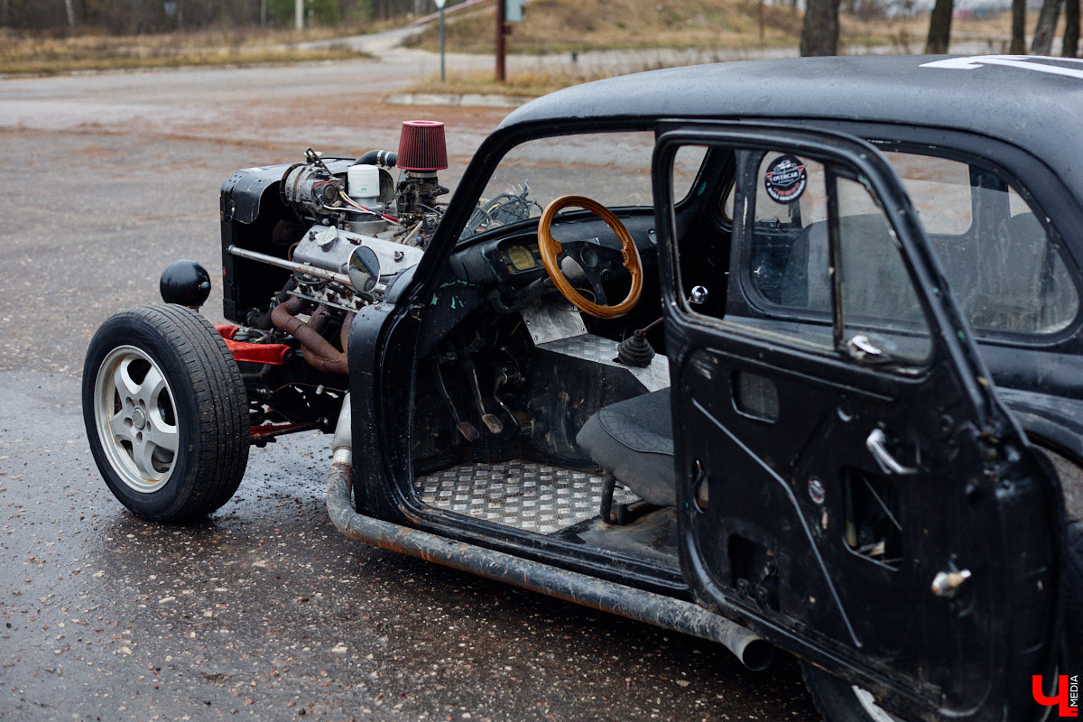 Житель Владимира Николай Папушев собрал гоночный автомобиль на базе легендарного «запорожца». Хот-род поражает не только дизайном, но и мощью мотора. На городских дорогах его, конечно, не встретишь. Экстремальные заезды проходят только на закрытых площадках. Для «Ключ-Медиа» владелец чудо-машины организовал специальный тест-драйв.