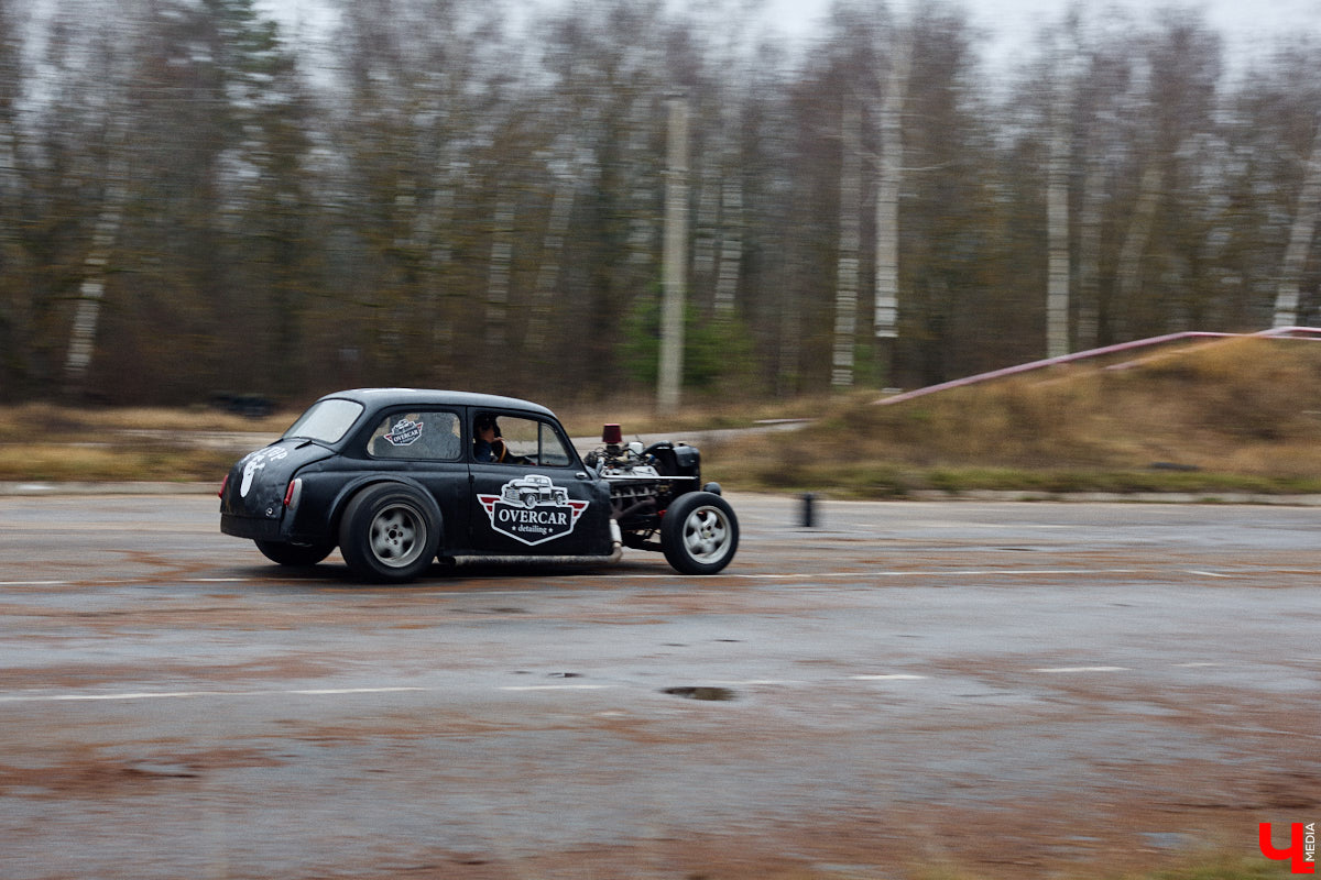 Житель Владимира Николай Папушев собрал гоночный автомобиль на базе легендарного «запорожца». Хот-род поражает не только дизайном, но и мощью мотора. На городских дорогах его, конечно, не встретишь. Экстремальные заезды проходят только на закрытых площадках. Для «Ключ-Медиа» владелец чудо-машины организовал специальный тест-драйв.
