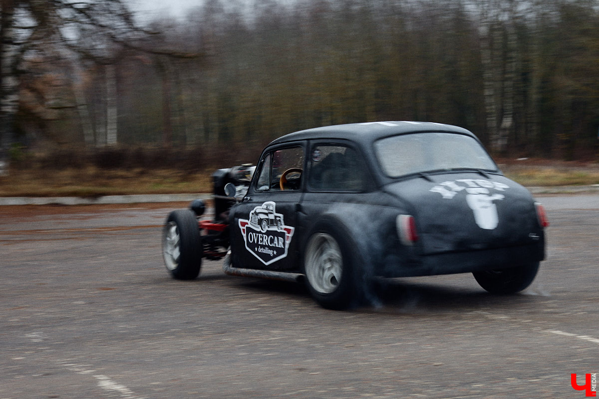 Житель Владимира Николай Папушев собрал гоночный автомобиль на базе легендарного «запорожца». Хот-род поражает не только дизайном, но и мощью мотора. На городских дорогах его, конечно, не встретишь. Экстремальные заезды проходят только на закрытых площадках. Для «Ключ-Медиа» владелец чудо-машины организовал специальный тест-драйв.