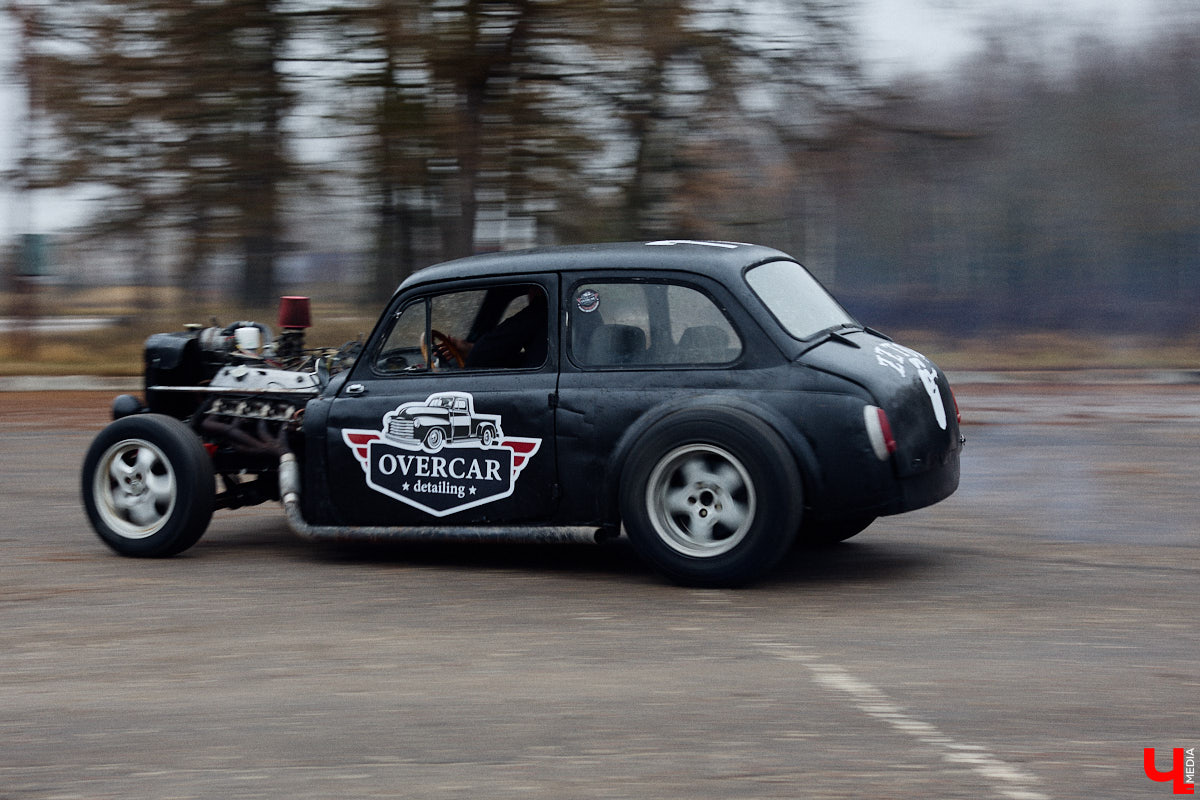 Житель Владимира Николай Папушев собрал гоночный автомобиль на базе легендарного «запорожца». Хот-род поражает не только дизайном, но и мощью мотора. На городских дорогах его, конечно, не встретишь. Экстремальные заезды проходят только на закрытых площадках. Для «Ключ-Медиа» владелец чудо-машины организовал специальный тест-драйв.