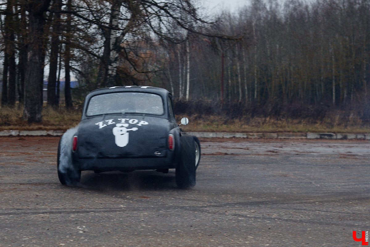 Житель Владимира Николай Папушев собрал гоночный автомобиль на базе легендарного «запорожца». Хот-род поражает не только дизайном, но и мощью мотора. На городских дорогах его, конечно, не встретишь. Экстремальные заезды проходят только на закрытых площадках. Для «Ключ-Медиа» владелец чудо-машины организовал специальный тест-драйв.