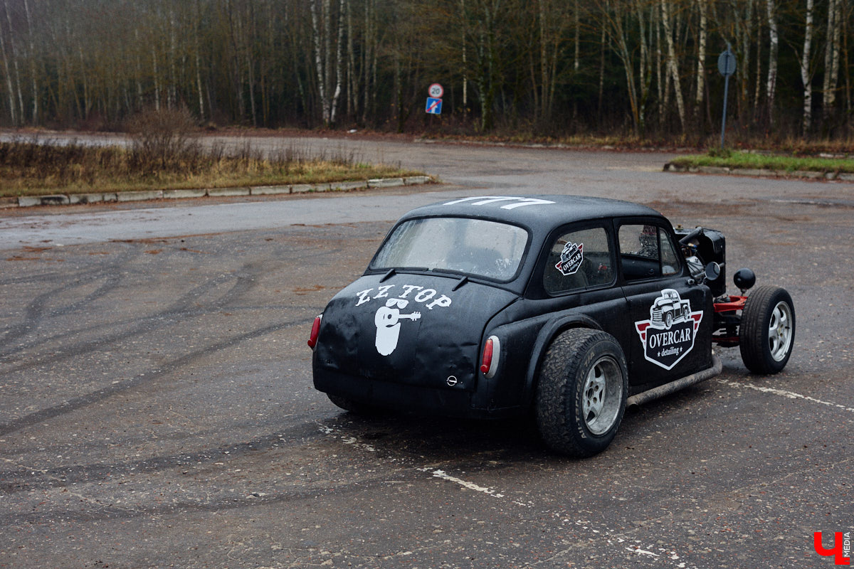 Житель Владимира Николай Папушев собрал гоночный автомобиль на базе легендарного «запорожца». Хот-род поражает не только дизайном, но и мощью мотора. На городских дорогах его, конечно, не встретишь. Экстремальные заезды проходят только на закрытых площадках. Для «Ключ-Медиа» владелец чудо-машины организовал специальный тест-драйв.