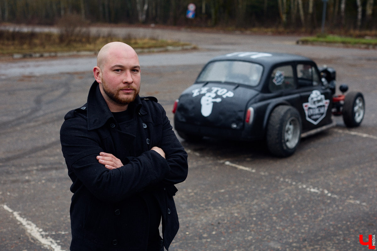 Житель Владимира Николай Папушев собрал гоночный автомобиль на базе легендарного «запорожца». Хот-род поражает не только дизайном, но и мощью мотора. На городских дорогах его, конечно, не встретишь. Экстремальные заезды проходят только на закрытых площадках. Для «Ключ-Медиа» владелец чудо-машины организовал специальный тест-драйв.