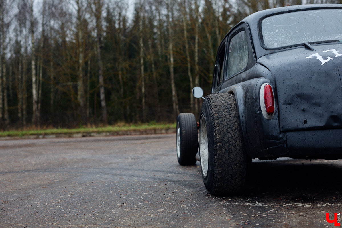 Житель Владимира Николай Папушев собрал гоночный автомобиль на базе легендарного «запорожца». Хот-род поражает не только дизайном, но и мощью мотора. На городских дорогах его, конечно, не встретишь. Экстремальные заезды проходят только на закрытых площадках. Для «Ключ-Медиа» владелец чудо-машины организовал специальный тест-драйв.