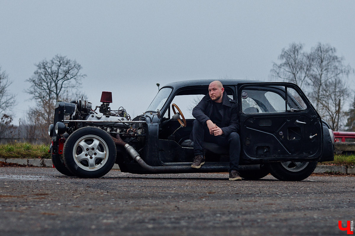 Житель Владимира Николай Папушев собрал гоночный автомобиль на базе легендарного «запорожца». Хот-род поражает не только дизайном, но и мощью мотора. На городских дорогах его, конечно, не встретишь. Экстремальные заезды проходят только на закрытых площадках. Для «Ключ-Медиа» владелец чудо-машины организовал специальный тест-драйв.