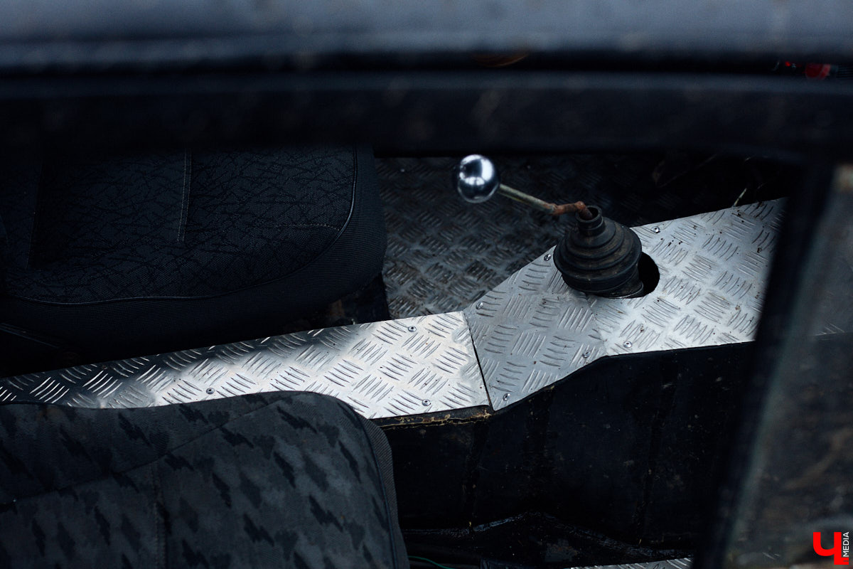 Житель Владимира Николай Папушев собрал гоночный автомобиль на базе легендарного «запорожца». Хот-род поражает не только дизайном, но и мощью мотора. На городских дорогах его, конечно, не встретишь. Экстремальные заезды проходят только на закрытых площадках. Для «Ключ-Медиа» владелец чудо-машины организовал специальный тест-драйв.