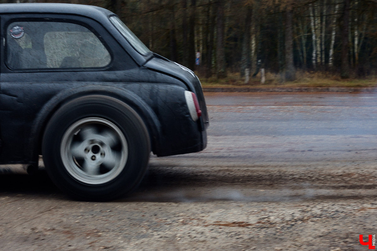 Житель Владимира Николай Папушев собрал гоночный автомобиль на базе легендарного «запорожца». Хот-род поражает не только дизайном, но и мощью мотора. На городских дорогах его, конечно, не встретишь. Экстремальные заезды проходят только на закрытых площадках. Для «Ключ-Медиа» владелец чудо-машины организовал специальный тест-драйв.