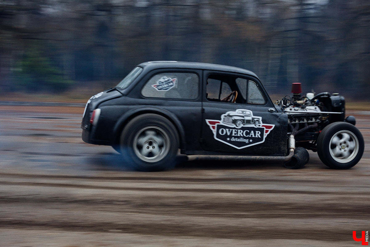 Житель Владимира Николай Папушев собрал гоночный автомобиль на базе легендарного «запорожца». Хот-род поражает не только дизайном, но и мощью мотора. На городских дорогах его, конечно, не встретишь. Экстремальные заезды проходят только на закрытых площадках. Для «Ключ-Медиа» владелец чудо-машины организовал специальный тест-драйв.