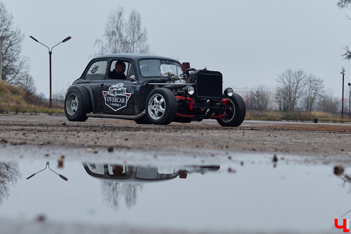 Житель Владимира Николай Папушев собрал гоночный автомобиль на базе легендарного «запорожца». Хот-род поражает не только дизайном, но и мощью мотора. На городских дорогах его, конечно, не встретишь. Экстремальные заезды проходят только на закрытых площадках. Для «Ключ-Медиа» владелец чудо-машины организовал специальный тест-драйв.