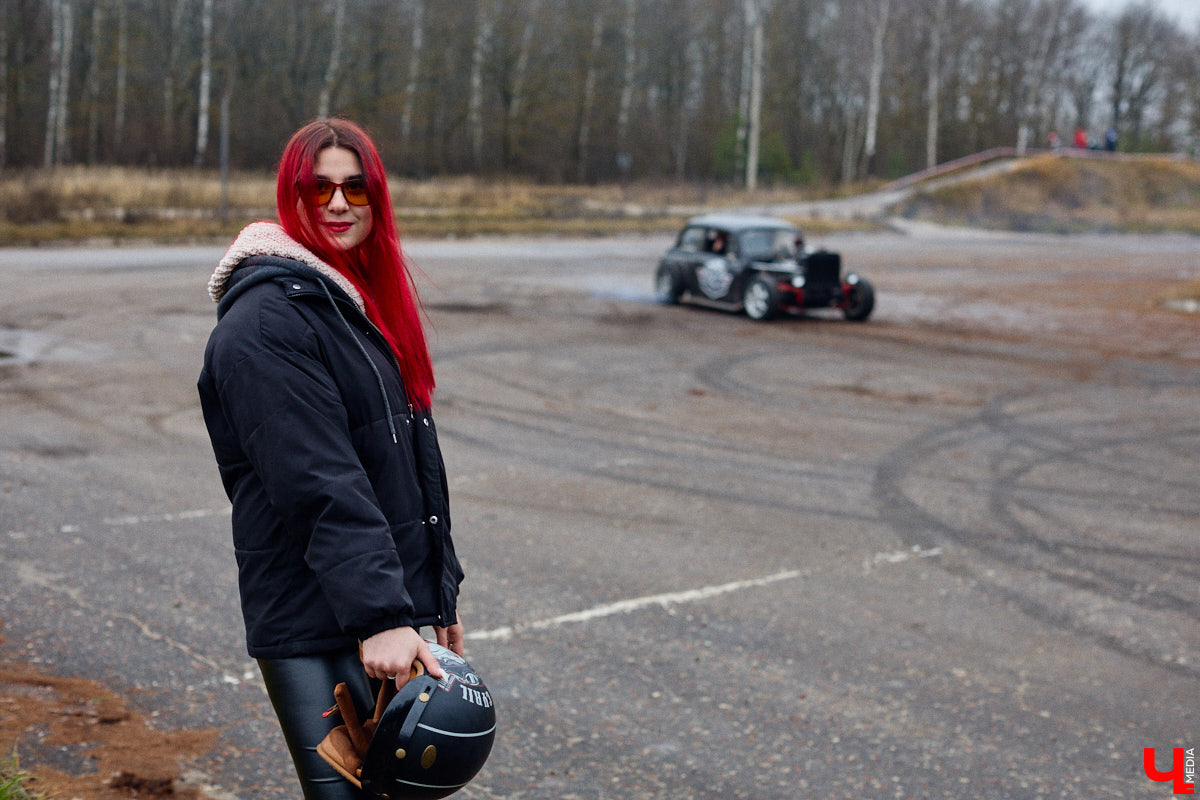 Житель Владимира Николай Папушев собрал гоночный автомобиль на базе легендарного «запорожца». Хот-род поражает не только дизайном, но и мощью мотора. На городских дорогах его, конечно, не встретишь. Экстремальные заезды проходят только на закрытых площадках. Для «Ключ-Медиа» владелец чудо-машины организовал специальный тест-драйв.