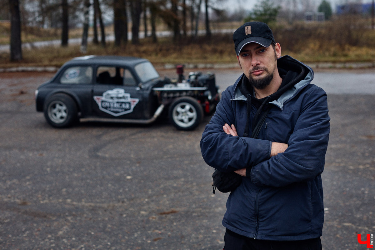 Житель Владимира Николай Папушев собрал гоночный автомобиль на базе легендарного «запорожца». Хот-род поражает не только дизайном, но и мощью мотора. На городских дорогах его, конечно, не встретишь. Экстремальные заезды проходят только на закрытых площадках. Для «Ключ-Медиа» владелец чудо-машины организовал специальный тест-драйв.