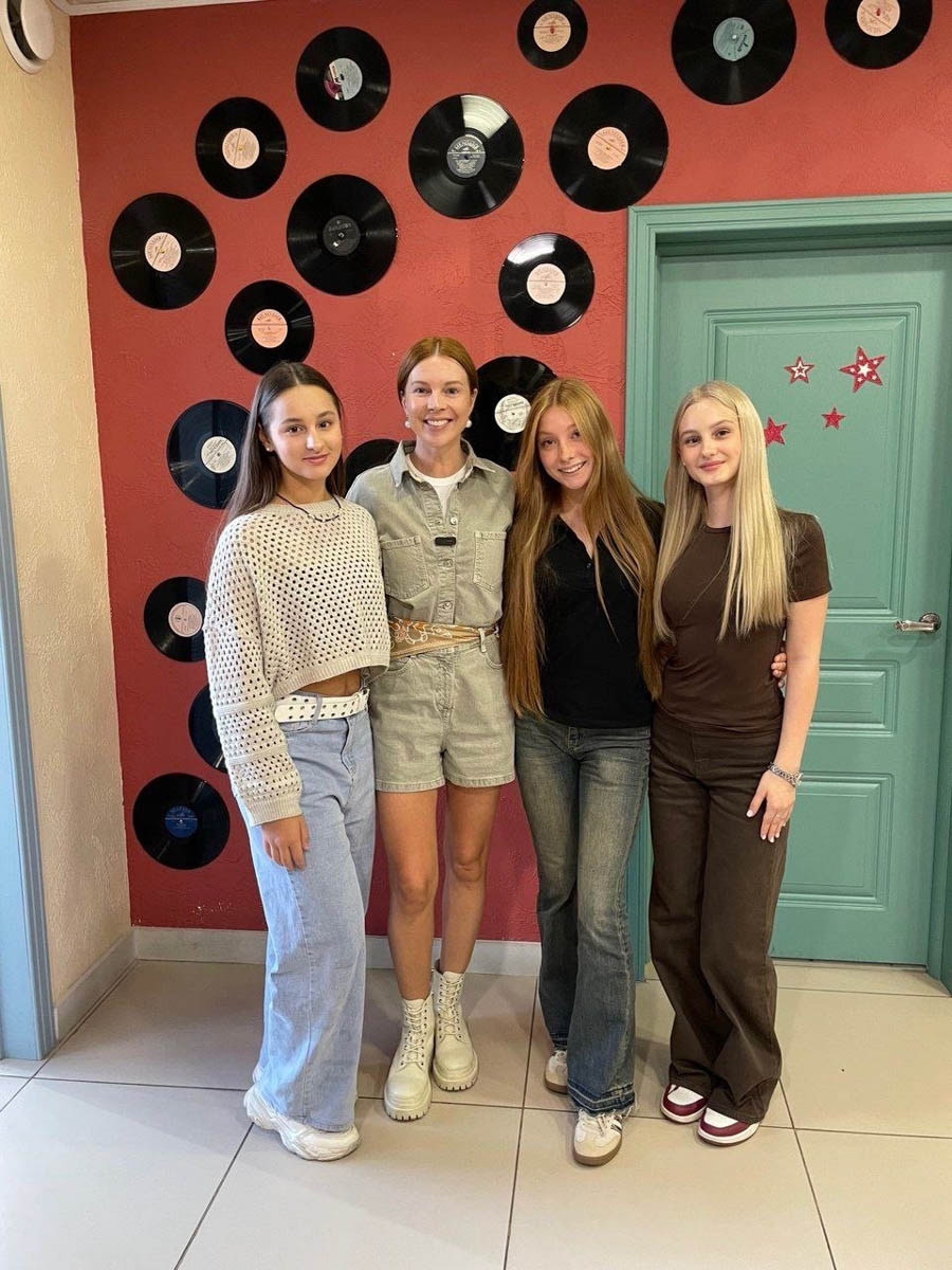 Юные владимирские звезды Милана Крохина и Вероника Тарасова не прошли в финал «Голос. Дети», представляя во время поединков команду Натальи Подольской и Владимира Преснякова. Однако победа девочек в состязаниях троек дала им шанс на реванш в дополнительном этапе. «Ключ-Медиа» поговорил с конкурсантками о том, как они лично оценивают свои выступления и подготовку к ним.