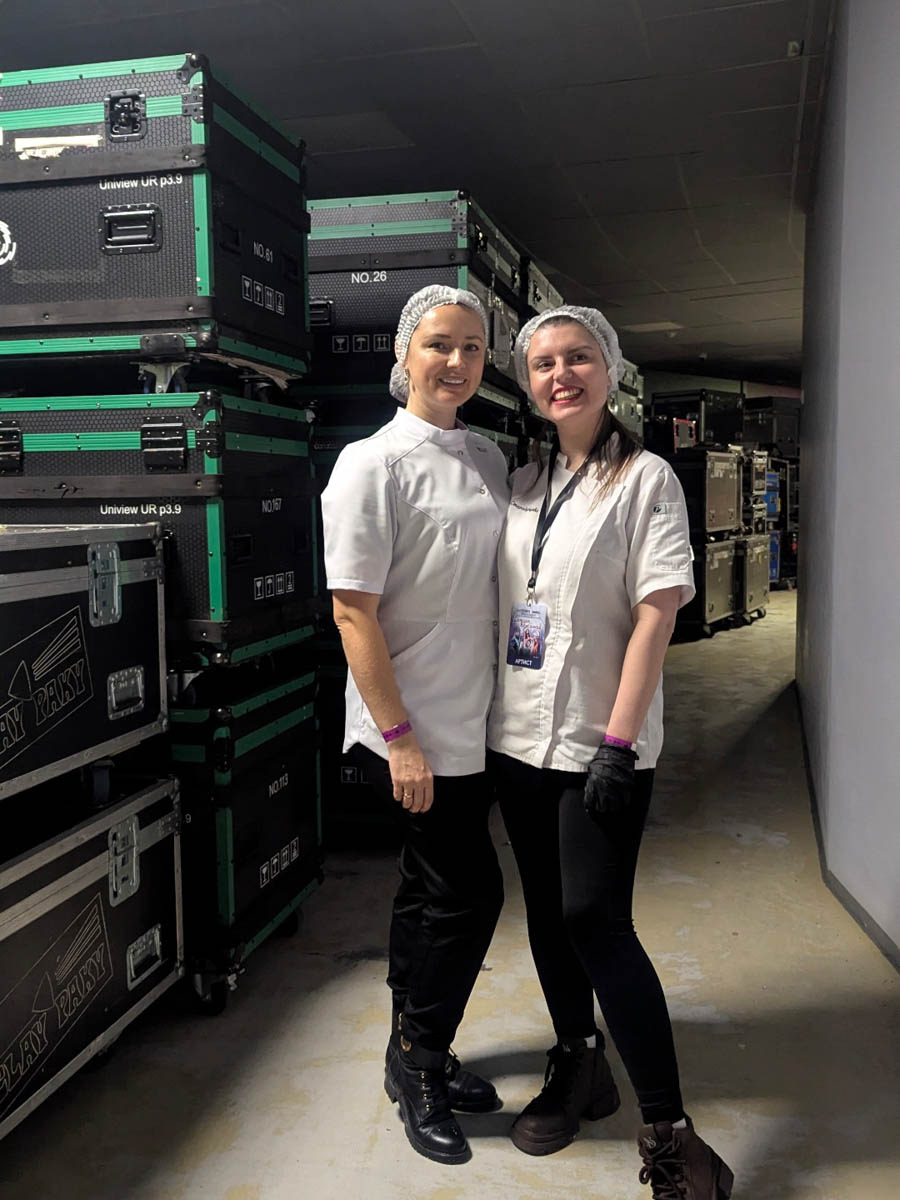 Торты должны соответствовать уровню торжественного события. Именно поэтому ко дню рождения фигуриста Евгения Плющенко был создан съедобный трон высотой более двух метров! Трудилась над ним в том числе владимирский кондитер Елена Синицына — ранее она участвовала в приготовлении сладкого гиганта на юбилей Яны Рудковской.