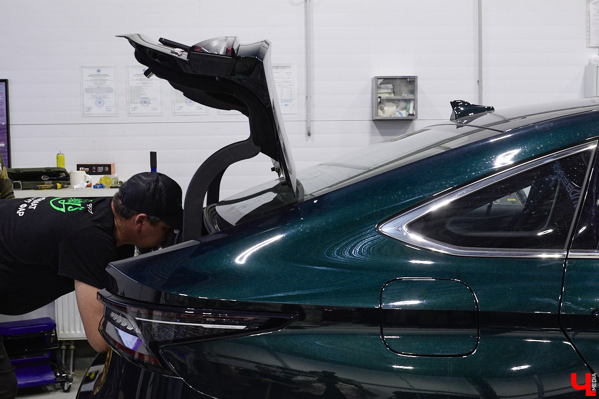 Представьте: вы едете ночью по темной дороге, сигнальный свет едва пробивается сквозь мрак. На парковке замечаете: стекла тусклые, запотевшие, с мелкими трещинами. Но спустя несколько часов тот же автомобиль триумфально возвращается в гараж: его фары сияют ярко, четко, почти ослепительно. Именно тогда понимаешь: в автосервисе Kerby’s Refit умеют творить чудеса!