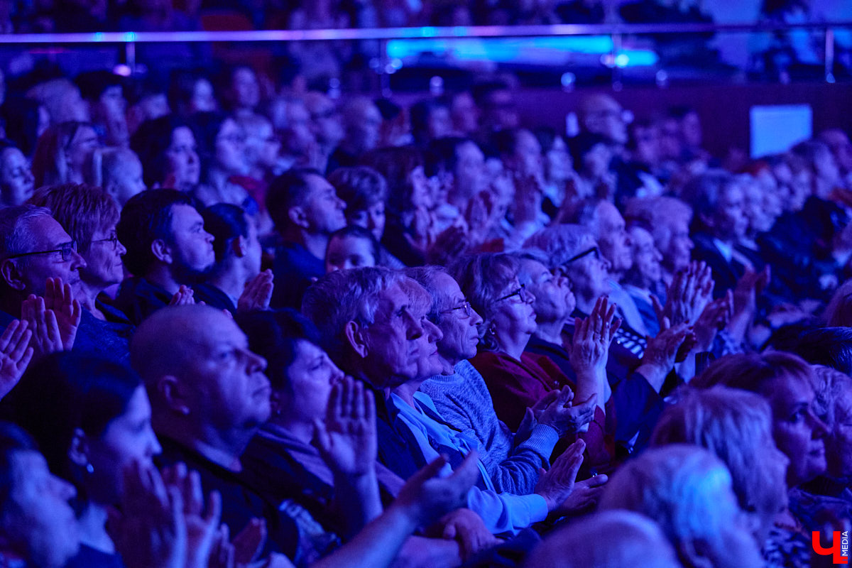 Вот и     отгремело десятилетие областного конкурса исполнителей эстрадной песни имени Леонида Дербенева «Поющая Губерния». Яркие номера, живое звучание артистов, очаровательный бэк-вокал и     настоящие профи в     мире музыки за     столом жюри     — всё это подарило море положительных эмоций гостям Областного дворца культуры и     искусства, на     сцене которого проходит фестиваль.