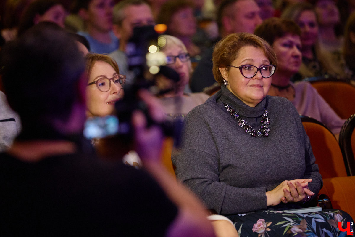 Вот и     отгремело десятилетие областного конкурса исполнителей эстрадной песни имени Леонида Дербенева «Поющая Губерния». Яркие номера, живое звучание артистов, очаровательный бэк-вокал и     настоящие профи в     мире музыки за     столом жюри     — всё это подарило море положительных эмоций гостям Областного дворца культуры и     искусства, на     сцене которого проходит фестиваль.