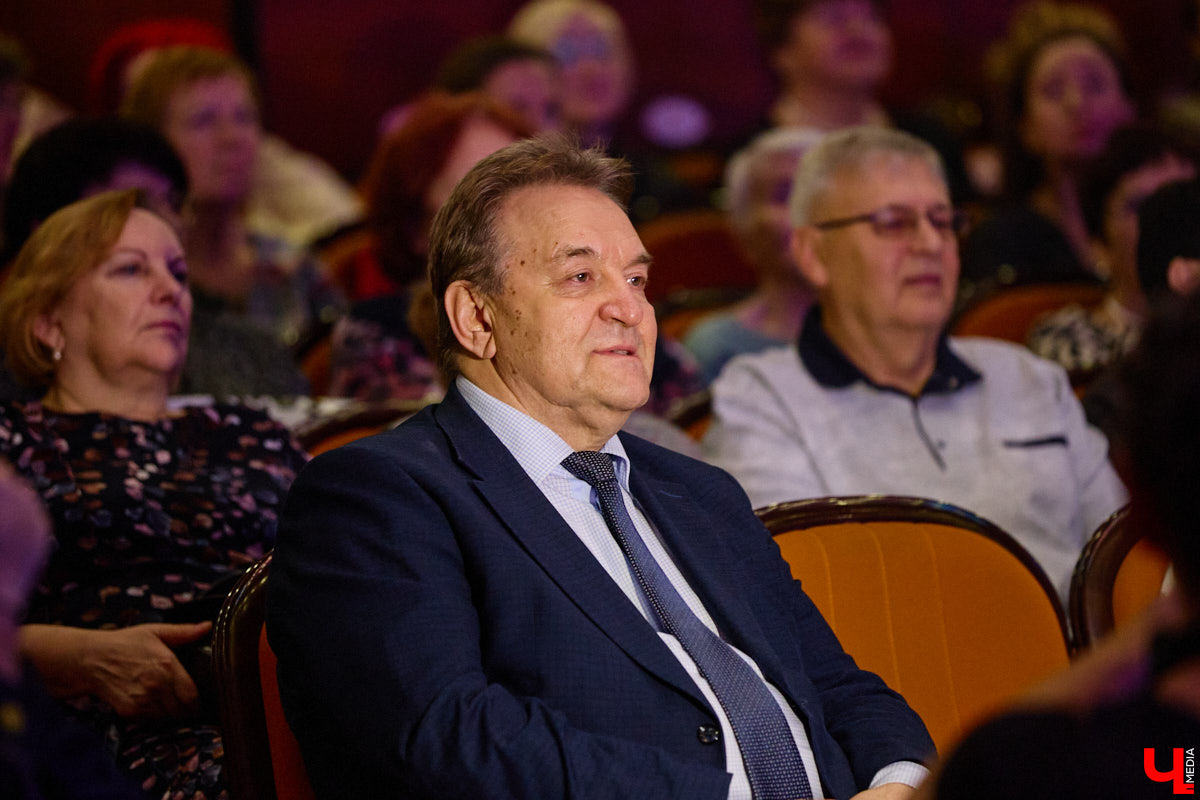 Вот и     отгремело десятилетие областного конкурса исполнителей эстрадной песни имени Леонида Дербенева «Поющая Губерния». Яркие номера, живое звучание артистов, очаровательный бэк-вокал и     настоящие профи в     мире музыки за     столом жюри     — всё это подарило море положительных эмоций гостям Областного дворца культуры и     искусства, на     сцене которого проходит фестиваль.