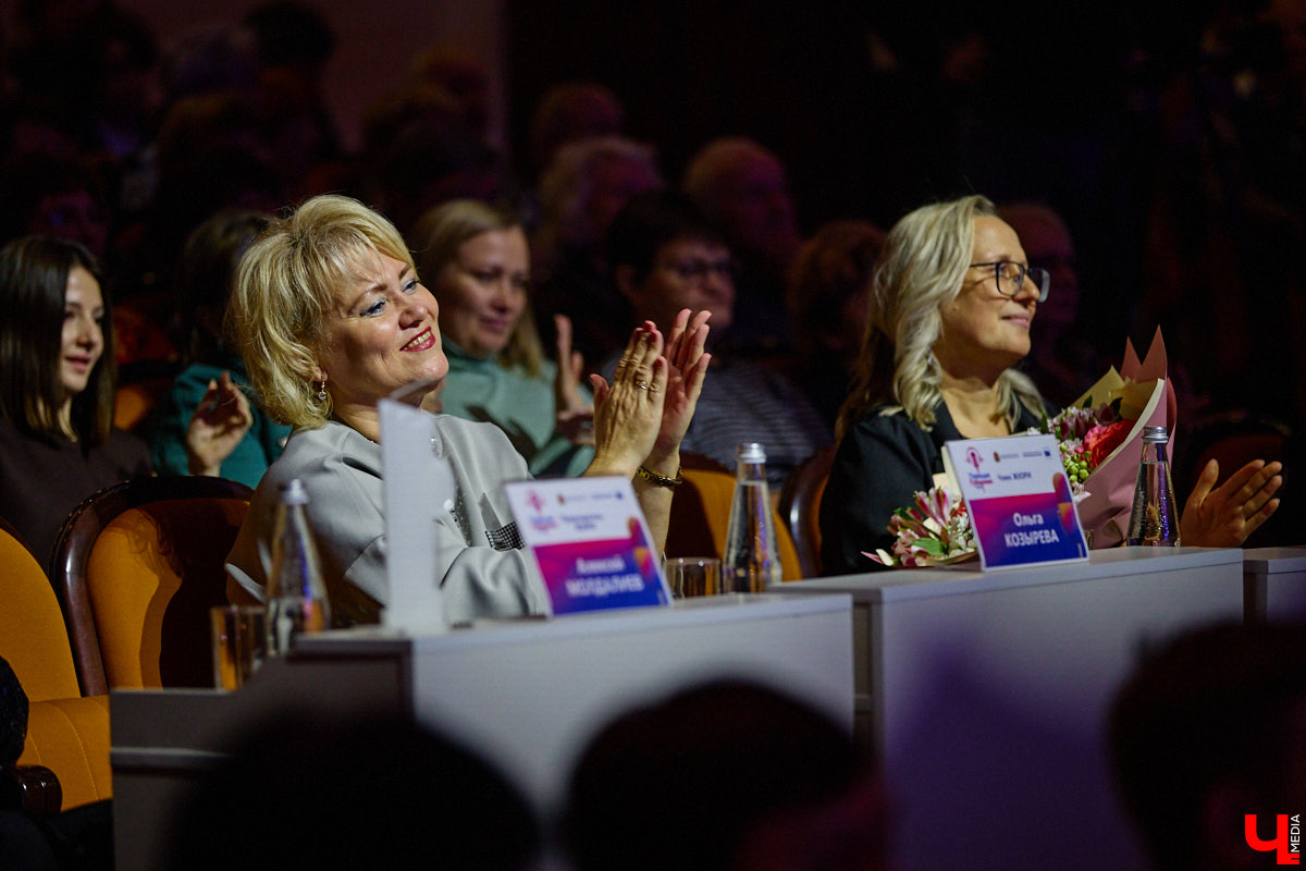 Вот и     отгремело десятилетие областного конкурса исполнителей эстрадной песни имени Леонида Дербенева «Поющая Губерния». Яркие номера, живое звучание артистов, очаровательный бэк-вокал и     настоящие профи в     мире музыки за     столом жюри     — всё это подарило море положительных эмоций гостям Областного дворца культуры и     искусства, на     сцене которого проходит фестиваль.