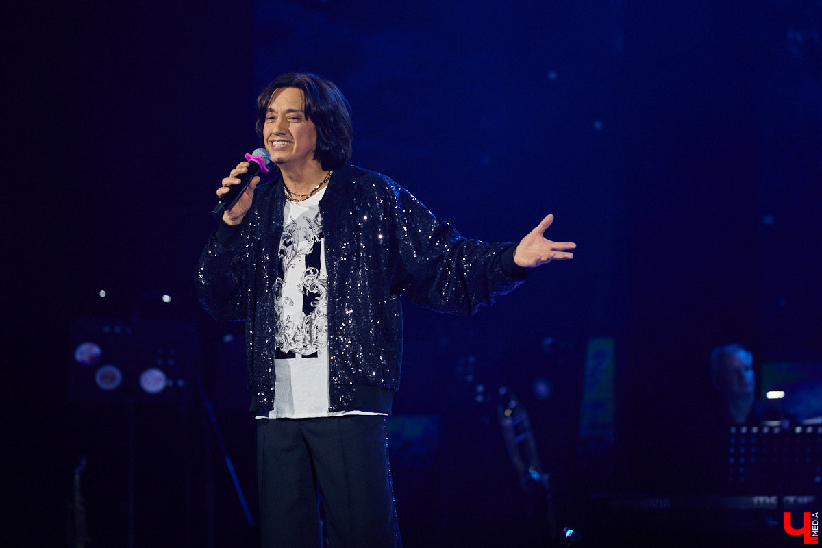 Вот и     отгремело десятилетие областного конкурса исполнителей эстрадной песни имени Леонида Дербенева «Поющая Губерния». Яркие номера, живое звучание артистов, очаровательный бэк-вокал и     настоящие профи в     мире музыки за     столом жюри     — всё это подарило море положительных эмоций гостям Областного дворца культуры и     искусства, на     сцене которого проходит фестиваль.