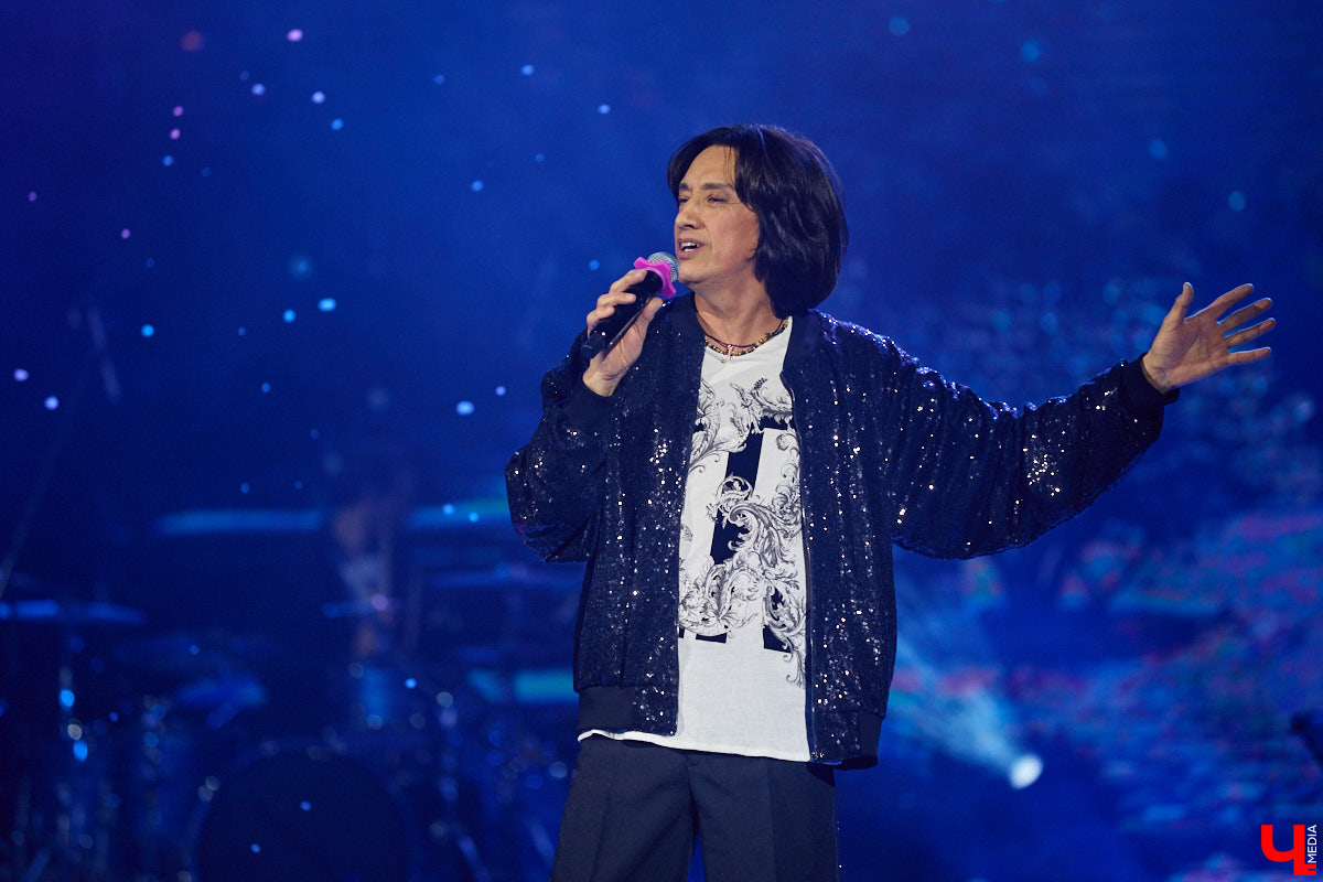 Вот и     отгремело десятилетие областного конкурса исполнителей эстрадной песни имени Леонида Дербенева «Поющая Губерния». Яркие номера, живое звучание артистов, очаровательный бэк-вокал и     настоящие профи в     мире музыки за     столом жюри     — всё это подарило море положительных эмоций гостям Областного дворца культуры и     искусства, на     сцене которого проходит фестиваль.