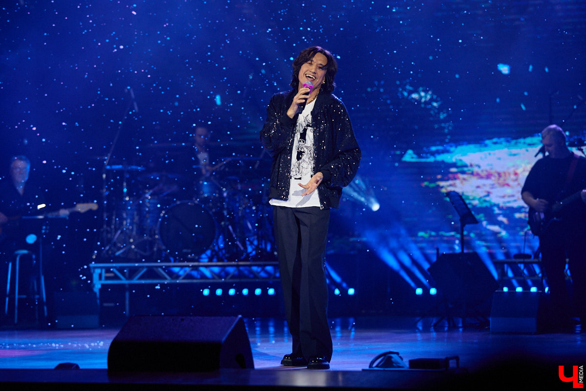 Вот и     отгремело десятилетие областного конкурса исполнителей эстрадной песни имени Леонида Дербенева «Поющая Губерния». Яркие номера, живое звучание артистов, очаровательный бэк-вокал и     настоящие профи в     мире музыки за     столом жюри     — всё это подарило море положительных эмоций гостям Областного дворца культуры и     искусства, на     сцене которого проходит фестиваль.