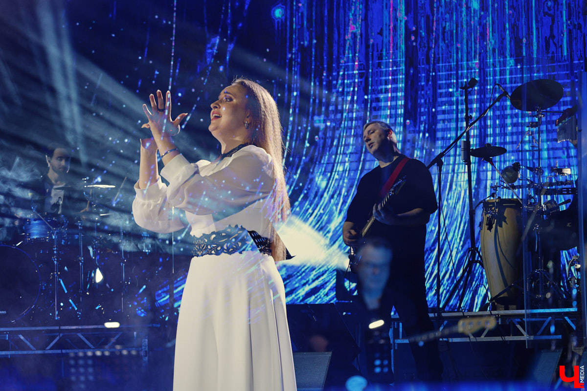 Вот и     отгремело десятилетие областного конкурса исполнителей эстрадной песни имени Леонида Дербенева «Поющая Губерния». Яркие номера, живое звучание артистов, очаровательный бэк-вокал и     настоящие профи в     мире музыки за     столом жюри     — всё это подарило море положительных эмоций гостям Областного дворца культуры и     искусства, на     сцене которого проходит фестиваль.