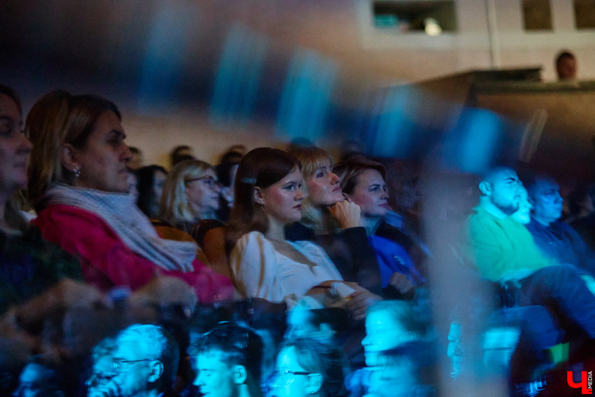 Вот и     отгремело десятилетие областного конкурса исполнителей эстрадной песни имени Леонида Дербенева «Поющая Губерния». Яркие номера, живое звучание артистов, очаровательный бэк-вокал и     настоящие профи в     мире музыки за     столом жюри     — всё это подарило море положительных эмоций гостям Областного дворца культуры и     искусства, на     сцене которого проходит фестиваль.